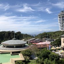 丸く見える建物が江の島大師