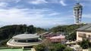 真紅の仁王像に守られている