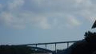 ワルミ海峡に架かる橋