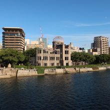 原爆ドームの左奥の茶色の建物がおりづるタワー