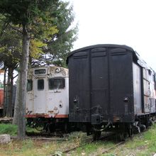 キハ２７形気動車と３両の貨車