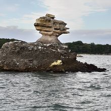 丸文松島汽船の遊覧船≪芭蕉コース≫での名所の一つ、仁王岩。