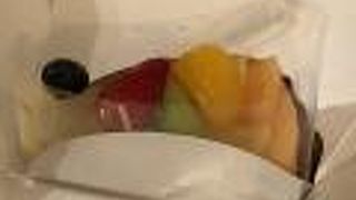 新鮮なフルーツが乗ってる