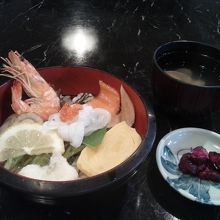 ツアーオプションで頼んだ海鮮丼