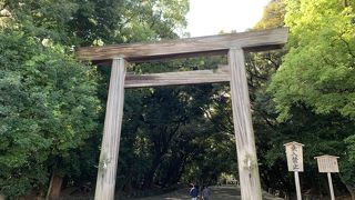 名鉄神宮前駅から徒歩5分程度。無料の駐車場もあり。