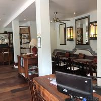 ロビーとバーはこんな感じ。朝食会場はアウトドアです。