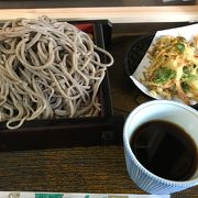 休日は少し待つかもしれませんが、手打ち蕎麦は美味しい！