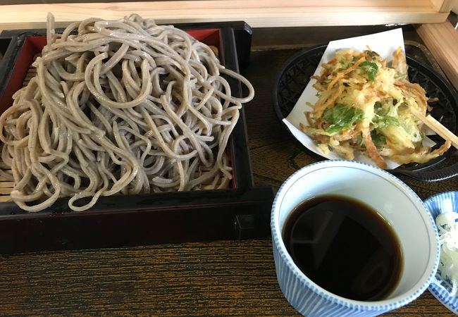 休日は少し待つかもしれませんが、手打ち蕎麦は美味しい！