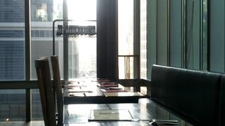 ガラス張りの店内