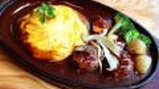 いつもお客さんいっぱいのオムライス屋さん