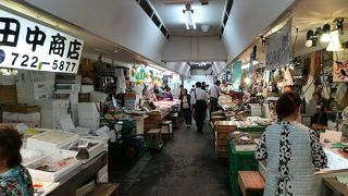 市場で海鮮食べ歩きの雰囲気。共通券で好きなものを購入してのっける「のっけ丼」。