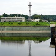 道の駅の様な「亀山やすらぎ館」を目的地とすると広い無料駐車場もあり便利です