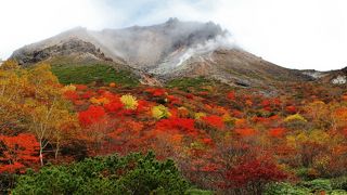 山肌が紅く燃える　秋の那須岳
