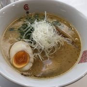 見た目にも美しい濃厚なラーメン