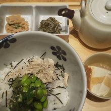 ゆばとオクラ？のお茶漬け800円