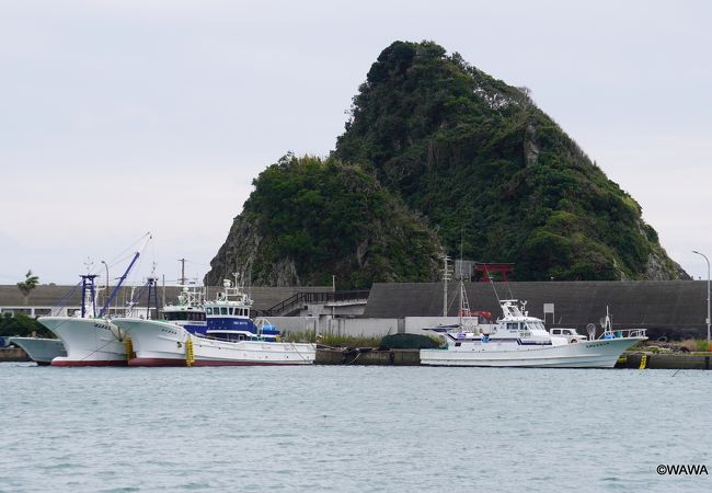 神社の鳥居さんが見える方が弁天島、灯台が設置されているのが荒島です