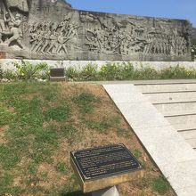 石碑の表面はタイ・日本の両軍が交戦しています。