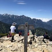 長野県と富山県の県境にありました。山頂近くの山荘で売っている水は富山県産でした。山頂は広く、一近いの五竜岳を一望できました。登山の途中に鎖もあり、階段もあり、雪渓もあり、とても登り甲斐がありました。さらに途中の八方池の景色が最高でお勧めです。