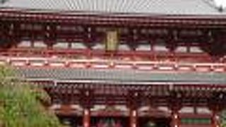 本堂の手前にある立派な門