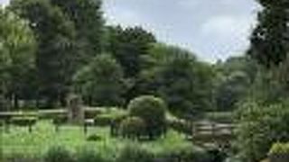 大きな池のある静かな公園