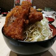 確かに迫力のソースカツ丼、ソースはおいしいデスね。