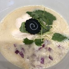 真っ白な白湯スープ、そこに黒いナルト