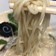 旨いスープを絡める旨い麺
