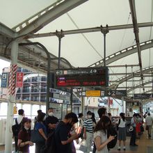 旗の台駅のホームはかなり近代的でした