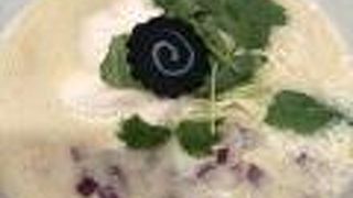 鶏の旨味が凝縮されたスープ、そのスープにピッタリの麺…