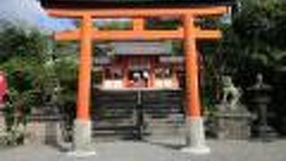 朱色の鳥居が鮮やか