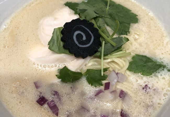 鶏の旨味が凝縮されたスープ、そのスープにピッタリの麺…