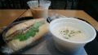 広いカフェ併設