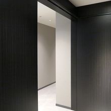 廊下から直接店内は見えないような造りです