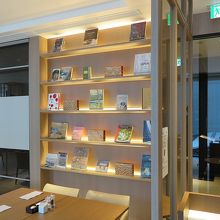 唯一の装飾といえば、こちらの書棚