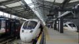 「白いかもめ」の２号車は全席コンセント装備だけど、アダプタはささりません