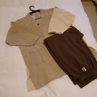 部屋着は、上下別々。これを着てホテル内を歩けます。
