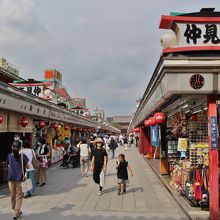 雷門を潜ってすぐ