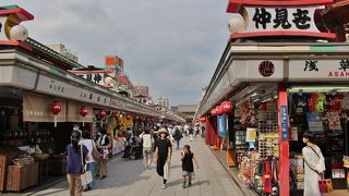 浅草寺の参道は土産物屋街