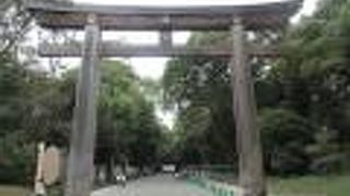 北参道と南参道がぶつかったところに建っています