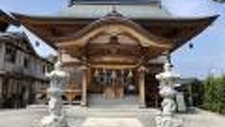 蛇のモチーフがいたるところにあります