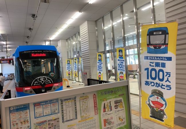 高岡駅の1Fにあり、待合室もあるので、ゆったりと路面電車を待つことが出来る。