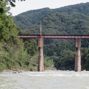 風光明媚な荒川の景観を船上から堪能