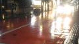 雨のオレンジ通り