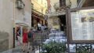 階段の通りに並べられたテーブル　（タオルミーナ）