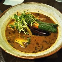 チキンと野菜のスープカレー。