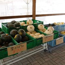 大きなかぼちゃが安くていっぱい売ってます