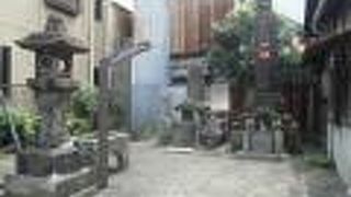 ３ｍ余りのお地蔵様が住宅街に突如現れます