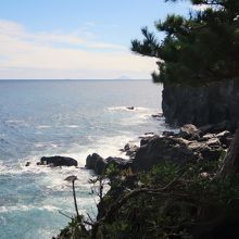 風光明媚な城ヶ崎海岸にあります。