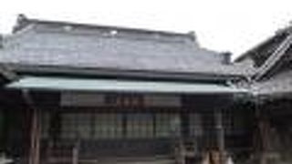 三崎坂に面して建つ臨済宗寺院