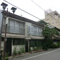 木造二階建て、大正期に建てられたレトロな建物です。